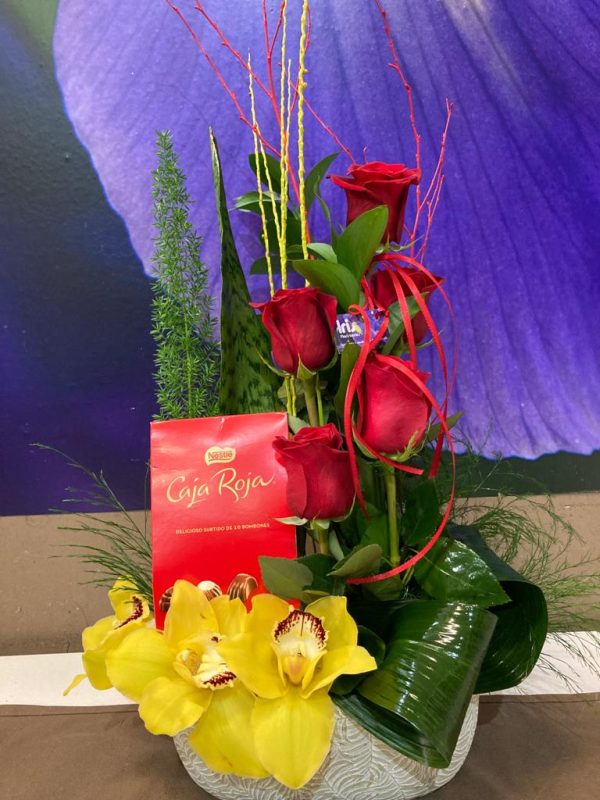 Centre de roses vermelles i orquídias amb bombons